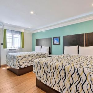 Queen beds at Mid City Inn - Los Angeles.