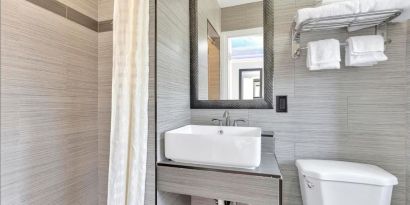 Private bathroom with shower at Mid City Inn - Los Angeles.