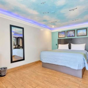 Spacious king room at Mid City Inn - Los Angeles.