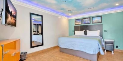 Spacious king room at Mid City Inn - Los Angeles.