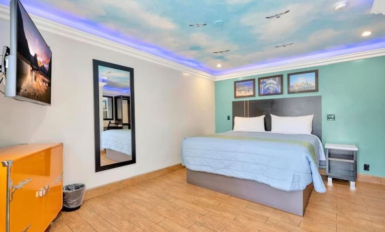 Spacious king room at Mid City Inn - Los Angeles.