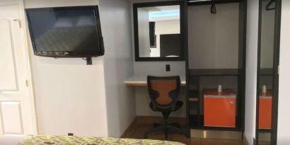 Work desk and TV at Mid City Inn - Los Angeles.