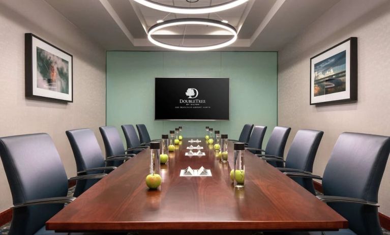 Professional meeting room at DoubleTree By Hilton San Francisco Airport North Bayfront.