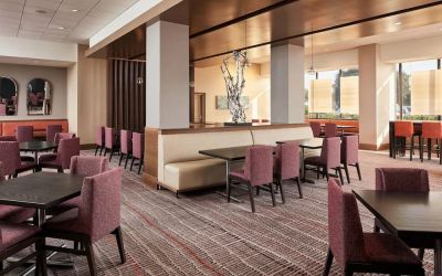 Lobby seating at Crowne Plaza Dallas Market Ctr - Love Field.