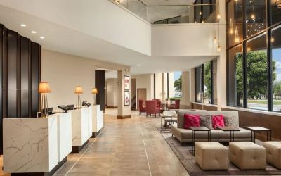 Lobby lounge at Crowne Plaza Dallas Market Ctr - Love Field.