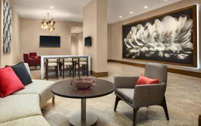 Lounge area and coworking space at Crowne Plaza Dallas Market Ctr - Love Field.