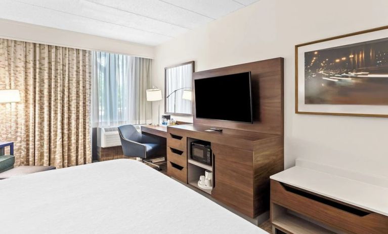 Day use room's workspace at Hampton Inn Chicago/Naperville.