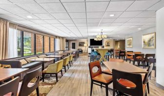 Dining area with comfortable seating, perfect for coworking at Hampton Inn Chicago/Naperville.