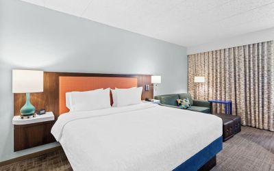 King bed at Hampton Inn Chicago/Naperville.