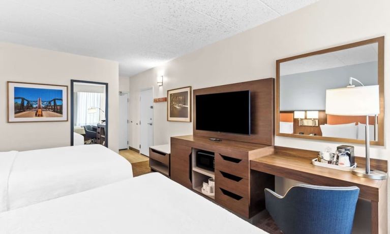 Day use twin room with works desk at Hampton Inn Chicago/Naperville.