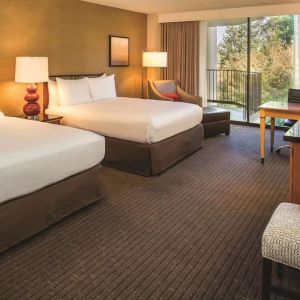Queen room with TV at DoubleTree By Hilton Seattle Airport.