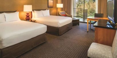 Queen room with TV at DoubleTree By Hilton Seattle Airport.