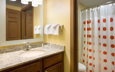 Private guest bathroom with shower and free toiletries at Sonesta Simply Suites Phoenix Scottsdale.