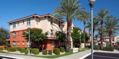 Exterior view and parking area at Sonesta Simply Suites Phoenix Scottsdale.