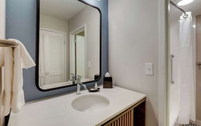 Private guest bathroom with shower and free toiletries at Sonesta Select Scottsdale At Mayo Clinic Campus.