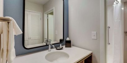 Private guest bathroom with shower and free toiletries at Sonesta Select Scottsdale At Mayo Clinic Campus.