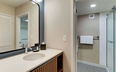 Private guest bathroom with shower and free toiletries at Sonesta Select Scottsdale At Mayo Clinic Campus.