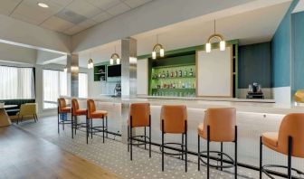 Hotel bar with lounge seating at Sonesta Select Scottsdale At Mayo Clinic Campus.