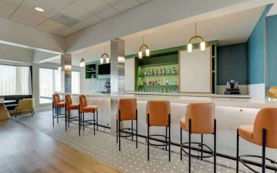 Hotel bar with lounge seating at Sonesta Select Scottsdale At Mayo Clinic Campus.