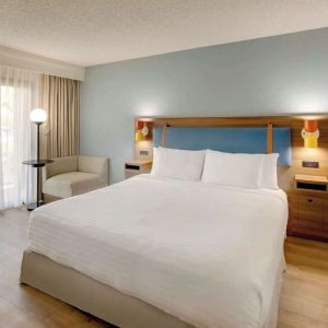 King bed at Sonesta Select Scottsdale At Mayo Clinic Campus.