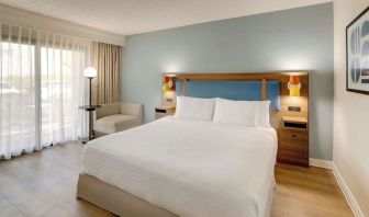King bed at Sonesta Select Scottsdale At Mayo Clinic Campus.