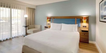 King bed at Sonesta Select Scottsdale At Mayo Clinic Campus.