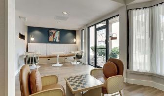Seating area at Sonesta Select Scottsdale At Mayo Clinic Campus.