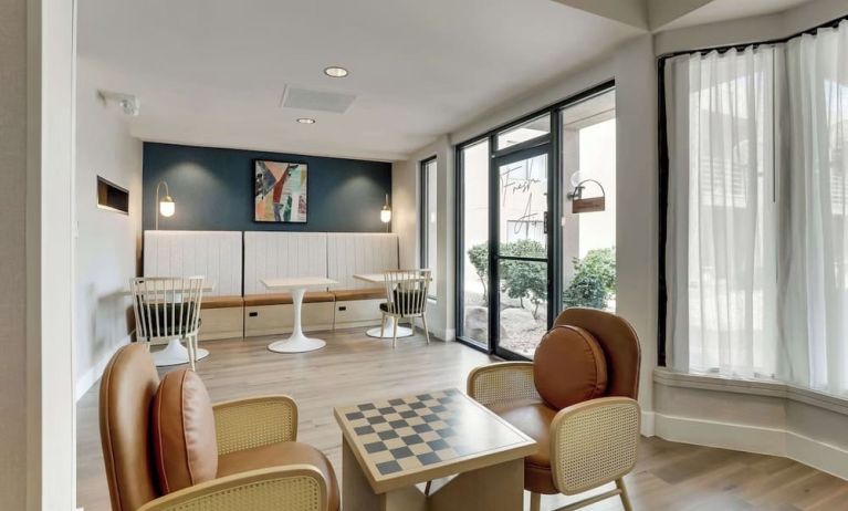 Seating area at Sonesta Select Scottsdale At Mayo Clinic Campus.