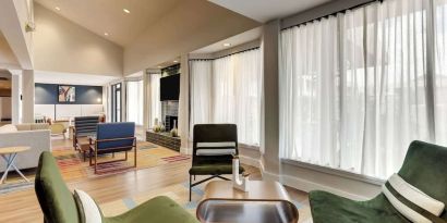 Lounge area at Sonesta Select Scottsdale At Mayo Clinic Campus.