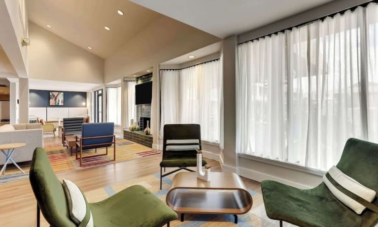 Lounge area at Sonesta Select Scottsdale At Mayo Clinic Campus.