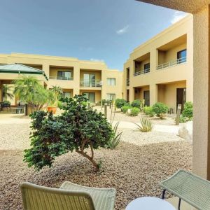 Outdoor seating at Sonesta Select Scottsdale At Mayo Clinic Campus.