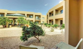 Outdoor seating at Sonesta Select Scottsdale At Mayo Clinic Campus.