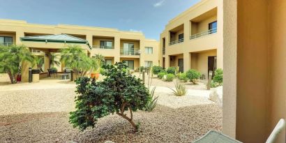 Outdoor seating at Sonesta Select Scottsdale At Mayo Clinic Campus.