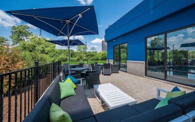 Terrace with ample seats perfect for coworking at Hampton Inn Detroit Southfield.
