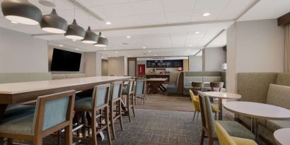 Breakfast area perfect for coworking at Hampton Inn Detroit Southfield.
