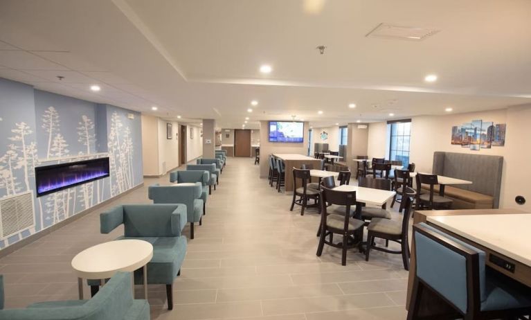 Dining area and workspace at MainStay Suites Oak Brook Terrace - Chicago.
