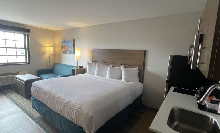 Delux king room with natural light at MainStay Suites Oak Brook Terrace - Chicago.