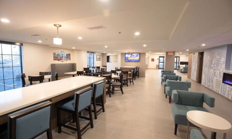 Lobby lounge and workspace at MainStay Suites Oak Brook Terrace - Chicago.