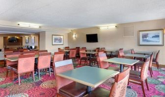 Dining area, perfect for coworking at Holiday Inn Express Chicago - Downers Grove.