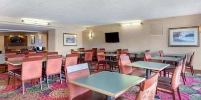 Dining area, perfect for coworking at Holiday Inn Express Chicago - Downers Grove.