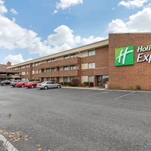 Parking area at Holiday Inn Express Chicago - Downers Grove.