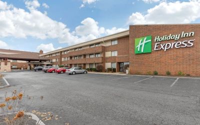 Parking area at Holiday Inn Express Chicago - Downers Grove.