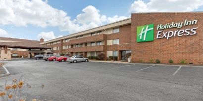 Parking area at Holiday Inn Express Chicago - Downers Grove.