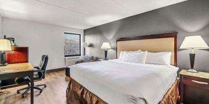 King bed at Radisson Hotel Schaumburg.