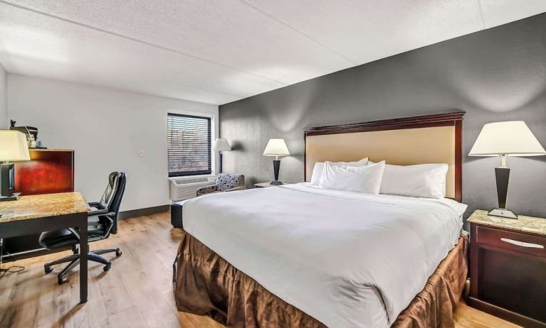 King bed at Radisson Hotel Schaumburg.
