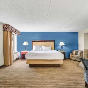 Day use suite with work desk and hot tub at Radisson Hotel Schaumburg.