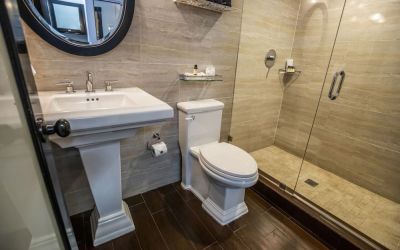 Private guest bathroom with shower and free toiletries at Hotel Croydon.
