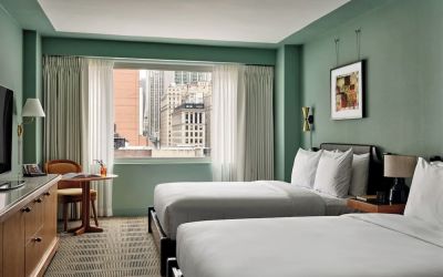 Day use twin room with workdesk at Romer Hell's Kitchen.