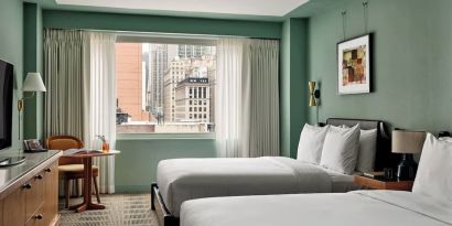 Day use twin room with workdesk at Romer Hell's Kitchen.