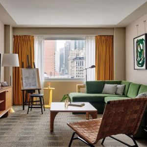 Day use suite´s workspace and lounge area at Romer Hell's Kitchen.